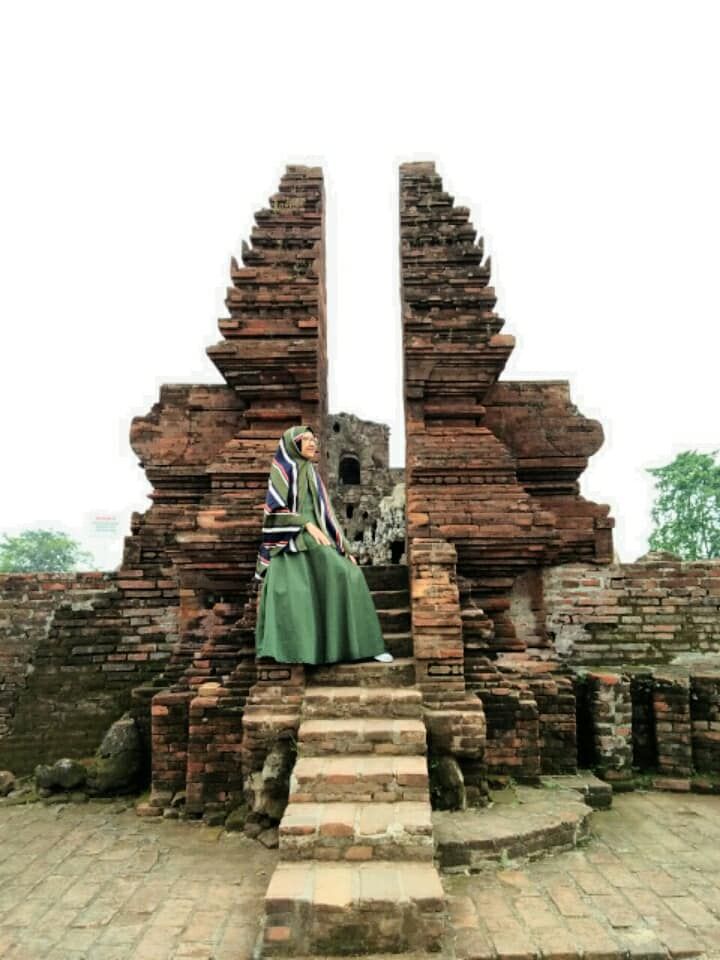 Gerbang dari bahan batu bata merah ciri khas arsitektur tradisional Indonesia (dokpri)