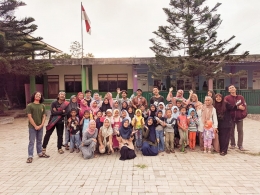 Foto bersama selepas belajar dan bermain di halaman Sekolah Dasar (SD) depan kantor Desa, Losari, Kec. Sumowono, Kab. Semarang (2/9/2020).(Doc. Yasin)