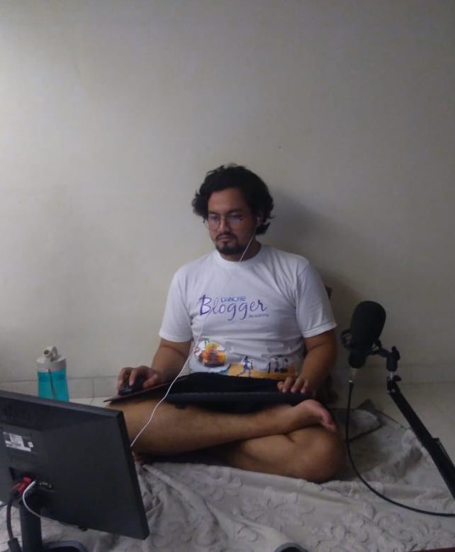 Candid WFH dari rumah, itu perut ngga terkontrol lagi minta segera disehatkan badannya. (Foto: Akbarmuhibar)