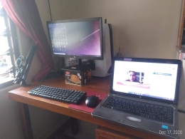 Set up kerja baru. Keyboard lebih dekat dengan bibir meja, layar yang lebih tinggi, dan kenyamanan saat multitasking. (Foto: Akbarmuhibar)