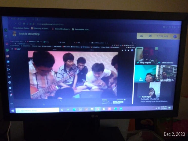 Reunian online bareng temen-temen melihat kekocakan masa kuliah bisa menurunkan tingkat stress juga! (Foto: Akbarmuhibar)