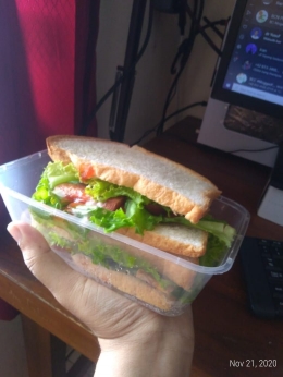 Makanan yang biasa dibikin sendiri bisa jadi cara menjaga pola makan lho! Ini sandwich isi tempe goreng plus mayonaise. (Foto: Akbarmuhibar)