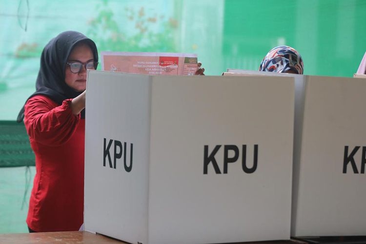 Ilustrasi pemilih perempuan di bilik suara TPS Kota Banda Aceh pada Kamis (25/4/2019).| Sumber: KOMPAS.COM/ RAJA UMAR