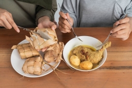 Ilustrasi | sakralitas ayam dan telur. Sumber: Ilustrasi ketupat dan opor ayam, hidangan khas Lebaran di Indonesia. (SHUTTERSTOCK/ODUA IMAGES via KOMPAS.com)