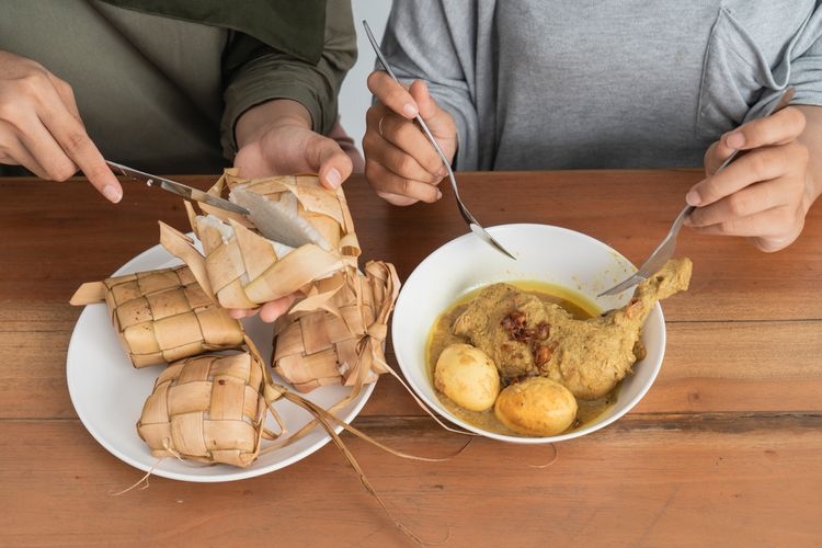 Ilustrasi | sakralitas ayam dan telur. Sumber: Ilustrasi ketupat dan opor ayam, hidangan khas Lebaran di Indonesia. (SHUTTERSTOCK/ODUA IMAGES via KOMPAS.com)