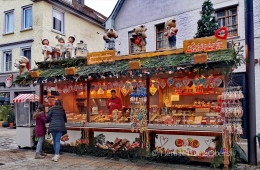 Gerai camilan di pasar Natal - foto: HennieTriana