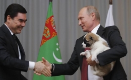Presiden Rusia Vladimir Putin mengendong Verny, anjing pemberian dari Presiden Turkmenistan Gurbanguly Berdimuhamedow - Foto milik Reuters