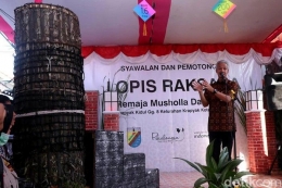 Gubernur Jawa Tengah, Ganjar Pranowo menghadiri pemotongan lopis raksasa di Pekalongan. (sumber gambar: detik.com)