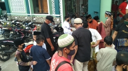Masyarakat Jawa Barat Berbagi setelah Salat Jumat(Foto: jabarnews.com)