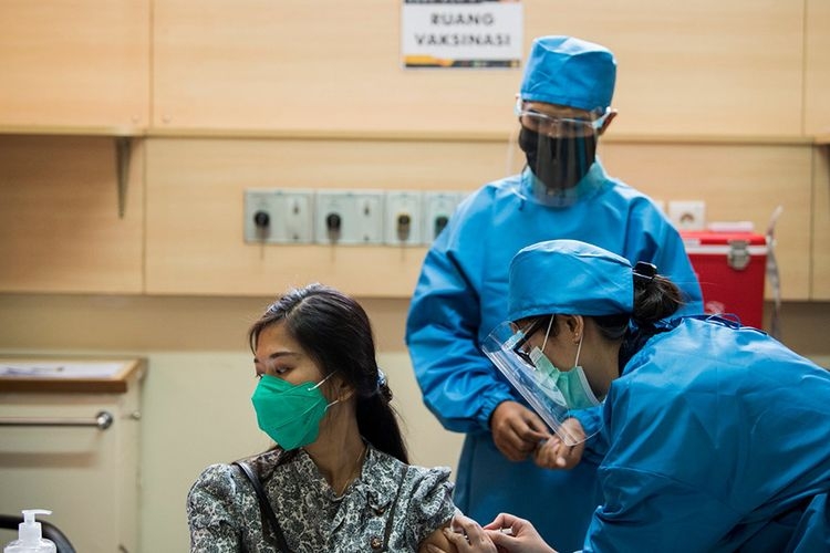 Petugas kesehatan menyuntikan vaksin kepada relawan saat simulasi uji klinis calon vaksin Covid-19 di Fakultas Kedokteran Universitas Padjadjaran, Bandung, Jawa Barat, Kamis (6/8/2020). | Sumber: ANTARA FOTO/M AGUNG RAJASA 