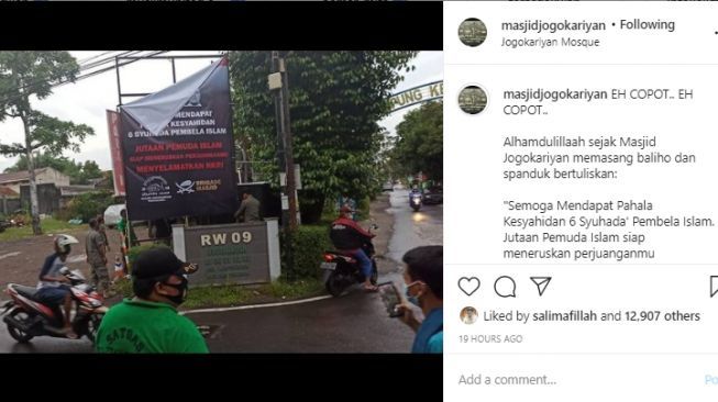 Kondisi pelepasan spanduk soal enam orang syuhada di Masjid Jogokariyan. - (Instagram/@masjidjogokariyan)