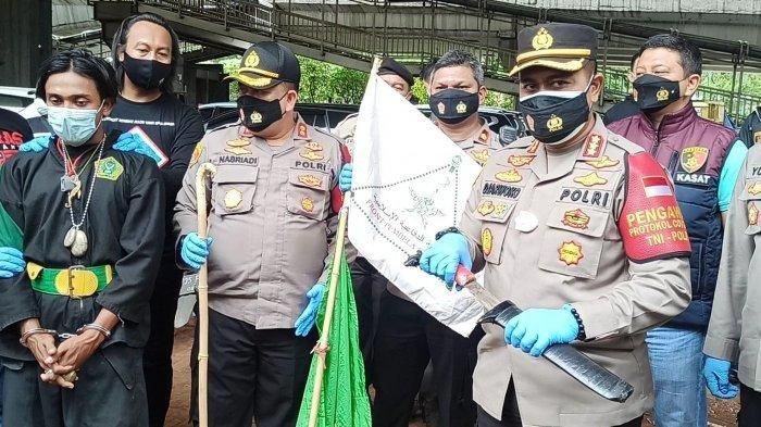 Polisi mengamankan peserta aksi demo 1812 dan barang bukti senjata tajam yang dibawa, 18/12/2020 (tribunnews.com).