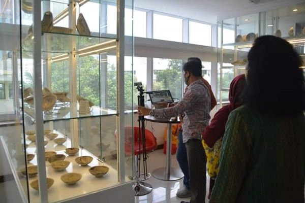 Sementara peserta luring mengidentifikasi keramik, peserta daring diajak berkunjung ke Galeri Maritim (Foto: IAAI Komda Jabodetabek)