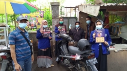 Sejumlah mahasiswa UM saat membagikan masker kepada warga sekitar Pasar Sawojajar (Dokpri)
