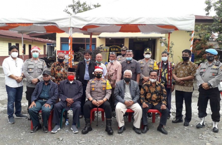 Kapolres Samosir AKBP M Saleh dan jajarannya berfoto bersama dengan tokoh masyarakat di halaman Mapolsek Pangururuan | foto: Pio