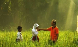 Ilustrasi anak mencium tangan orang tua sebagai contoh penerapan adab. Foto: liputanbanten.com