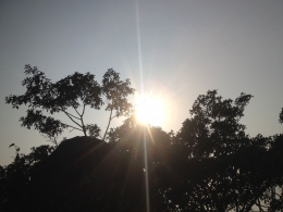(Foto Posisi Matahari Yang Tertutup Batu Dan Pohon) | dokpri