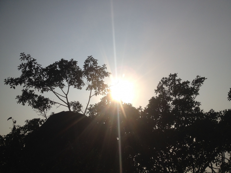 (Foto Posisi Matahari Yang Tertutup Batu Dan Pohon) | dokpri
