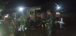 Personil Koramil 11 Biringkanaya bersama mitra Banteng Komando Trisula di lokasi banjir melakukan siaga dan evakuasi bantu warga