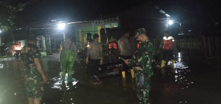 Personil Koramil 11 Biringkanaya bersama mitra Banteng Komando Trisula di lokasi banjir melakukan siaga dan evakuasi bantu warga