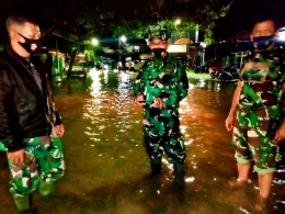 Danramil 11/Biringkanaya Mayor Kav Salahuddin Basir, S.Sos bersama personilnya siaga di lokasi banjir di kelurahan Katimbang, Sabtu (19/12) malam.