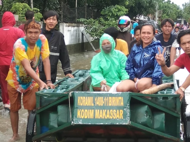Personil Koramil 1408-11/Biringkanaya bersama beberapa unsur melakukan evakuasi warga korban banjir di perumahan kodam 3 Kel  Katimbang Kec.Biringkana | dokpri