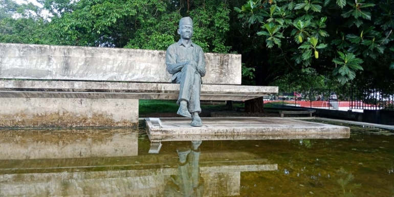 Patung Bung KArno dekat pohon sukun foto pribadi