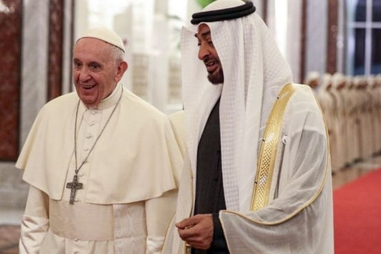 Paus Fransiskus disambut Putra Mahkota Abu Dhabi Syeikh Mohammed bin Zayed al-Nahyan setibanya di Bandara Internasional Abu Dhabi di Uni Emirat Arab pada Minggu (3/2/2019). (AFP/ANDREW MEDICHINI)