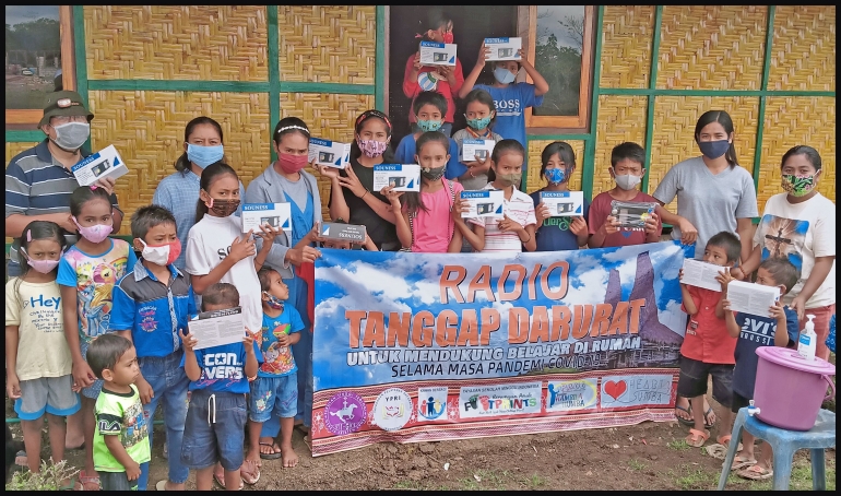 Anak-anak di Taman Hambila Humba, Sumba Timur menerima pesawat radio