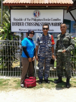 Penulis bersama bidan PNS TNI AL dan personel Philippines Marine Corps dalam Operasi Bakti SBJ LXIV/2015 di P. Marore Sulut.
