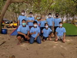 Mahasiswa KKN UM Desa Srigonco Melakukan Foto Bersama di Pantai Ngudel Selepas Rapat