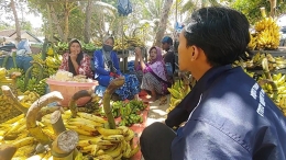 Wawancara antara Mahasiswa KKN UM desa Srigonco dengan Pedagang Pisang (Fotografer : Fakhrur Rozi) 