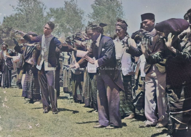 'Sibayak' dari Kabanjahe, saat acara menari.Deskripsi: Foto ini diambil sekitar tahun 1900-1940. Colored by Matius Celcius Sinaga