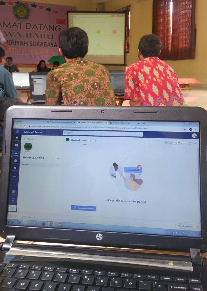 Pelatihan IT Guru SD di SD Takmiriyah