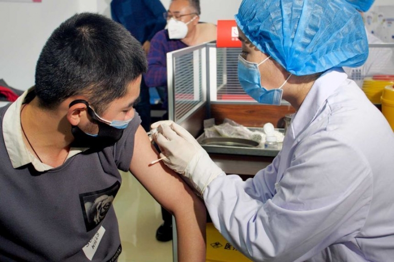 Sukarelawan di Kota Xuzhou, China disuntik vaksin Sinovac (www.abc.net.au)