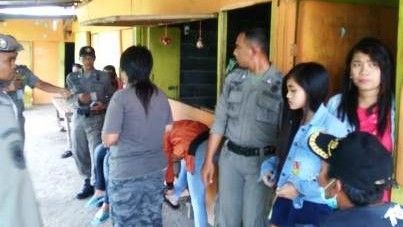 Puluhan pramusaji diamankan oleh Satpol PP saat razia Warkop Pangku di Kabupaten Gresik (16/01/19). | (Yudhi Dwi Anggoro/Radar Gresik) Jawapos.com