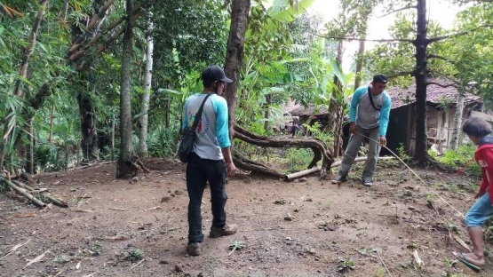 Tim bedah rumah Relintas tengah mengukur lahan (foto : dok pri)