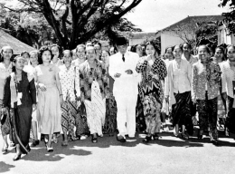 Ilustrasi: pada bulan Juni 1950, anggota KOWANI diundang Presiden Soekarno di Istana Merdeka | tropenmuseum.nl via Wikipedia.org