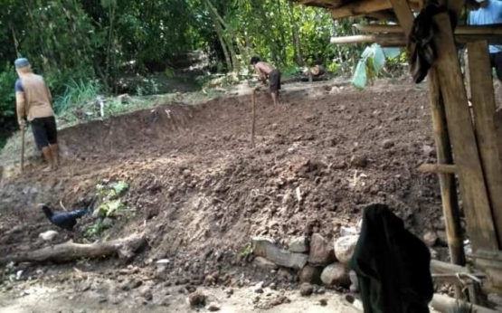 Lahan calon rumah tengah diratakan warga (foto: dok pri)