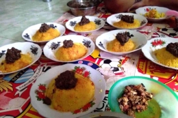 Inilah hidangan Nasi Kuning Berpadu Ayam Bakar dan Gulai menjadi santapan keluarga dan tradisi yang selalu dikenang.dokpri