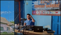 Studio radio tangga darurat pandemi Korona
