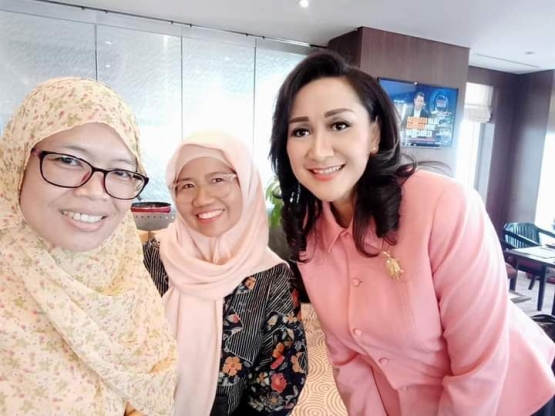 Saya, sahabat saya, Dewi Syafrianis, dan Ibu Giwo (Dokumen pribadi)