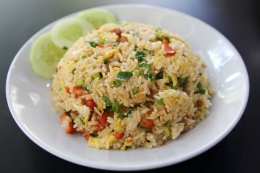 Mensiasati Sisa Nasi Semalam dengan Mengolahnya Menjadi Nasi Goreng untuk Sarapan Pagi - Sumber : kompas.com