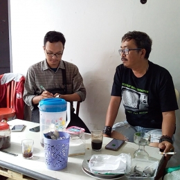 Bobby Nugroho, Ketua Dewan Kesenian Malang 2020-2023 sedang wawancara dengan media terkait Pasar Seni DKM, Senin, 21/12/2020. Dok pribadi