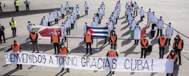 Tenaga medis Kuba tiba di Italia pada 13 April 2020. (Foto: Twitter/ConsulCubaRoma)