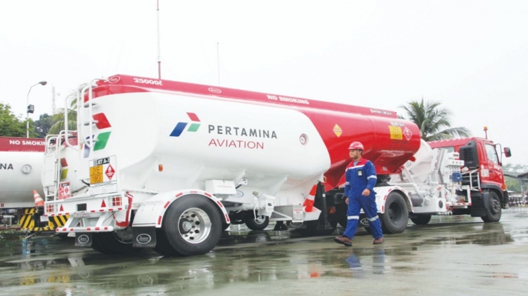 Ilustrasi pekerja Pertamina sedang mempersiapkan pengiriman BBM (Foto: pertamina.com)