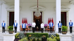 Presiden Jokowi bersama enam menteri barunya (foto: Kemensetneg).