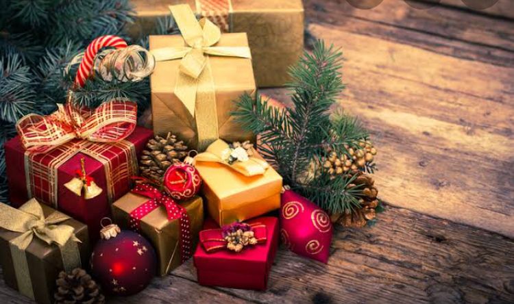 Acara tukar kado di Hari Natal menambah meriah. (foto source pixabay.com)