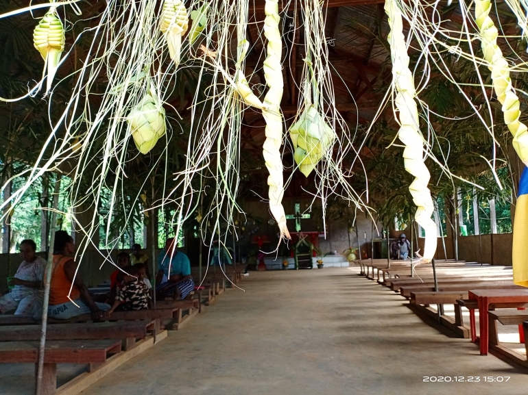 Kreasi mace-mace dari pucuk kelapa dan kondisi Kapela setelah gotong royong dekorasi. (Dokumen pribadi)