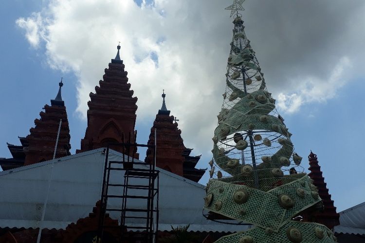 Pohon natal terbuat dari anyaman daun lontar di Denpasar, Bali, Sabtu (21/12/2019)(KOMPAS.com/IMAM ROSIDIN)